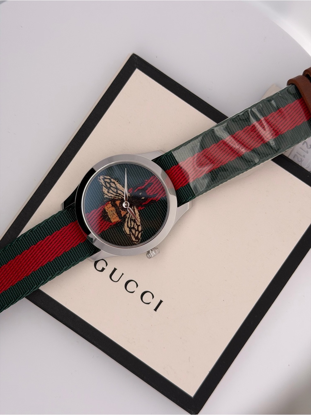 Gucci *NWT* G timeless bee motif green and red strap